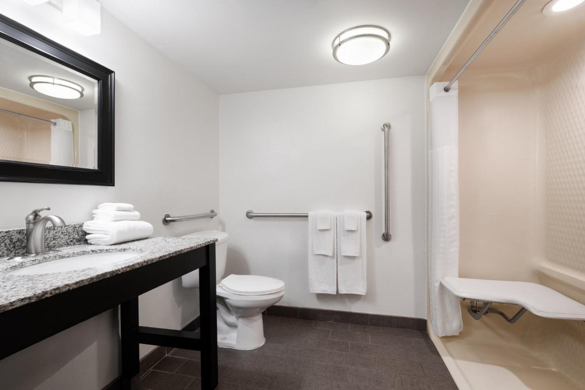Hotel Garner West By Ihg Topeka